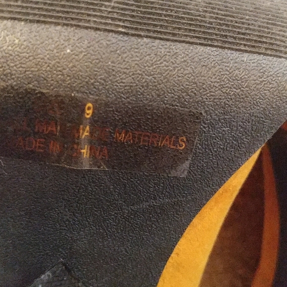 Mustard colored heels - Picture 3 of 7